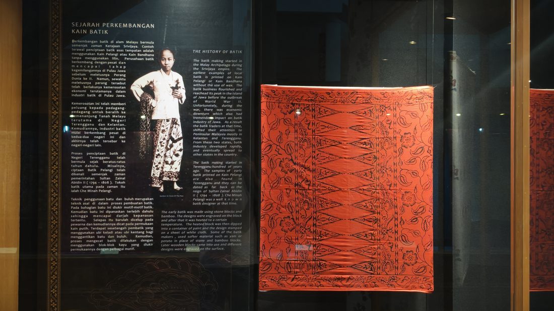 蜡染历史展板与橙红蜡染布