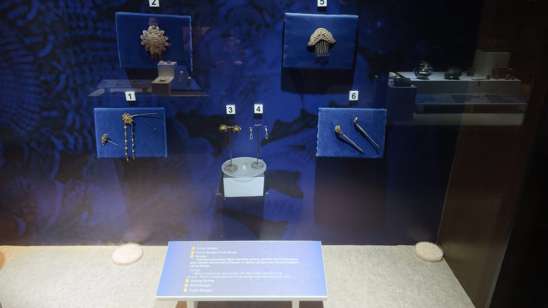 传统耳饰与发梳展柜