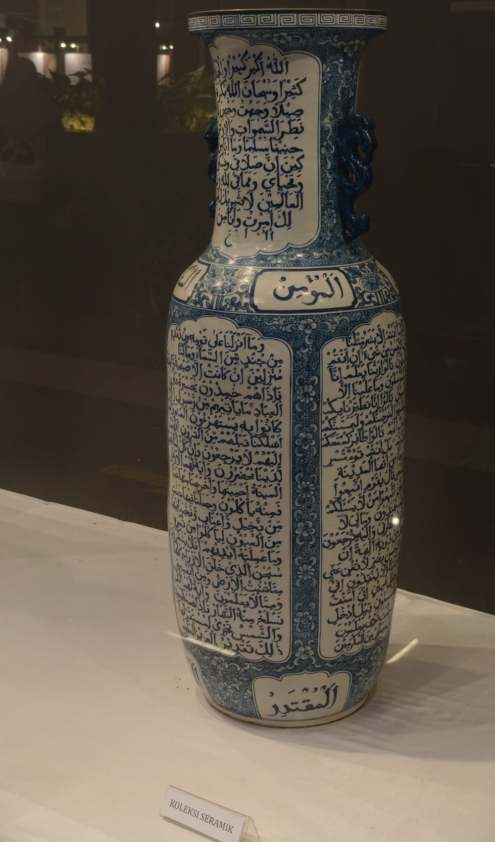 KOLEKSI SERAMIK 陶瓷展柜