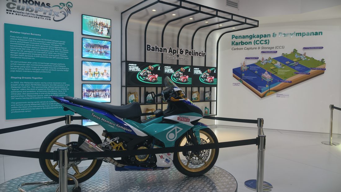 PETRONAS 现代工业展板