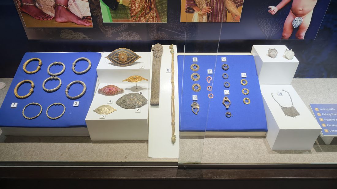 金属佩饰展柜